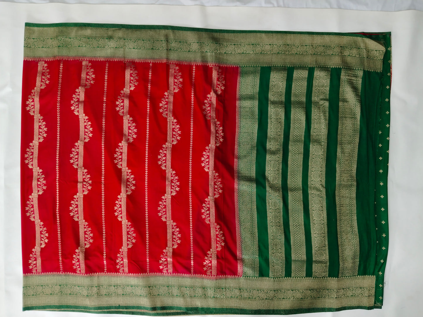 Semi Mysore silk crepe with flowers design strips with contrast blouse with flowers design and matching border-veena silk
