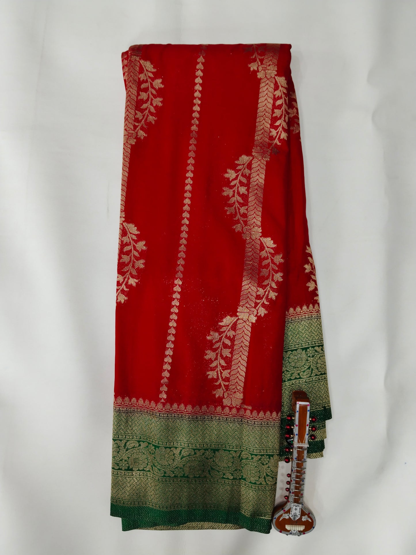 Semi Mysore silk crepe with flowers design strips with contrast blouse with flowers design and matching border-veena silk
